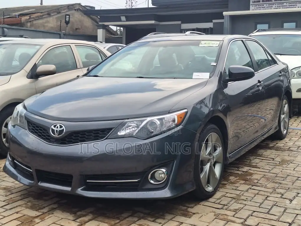 Toyota Camry SE V6 4dr Sedan (3.5L 6cyl 6A) 2013 Gray