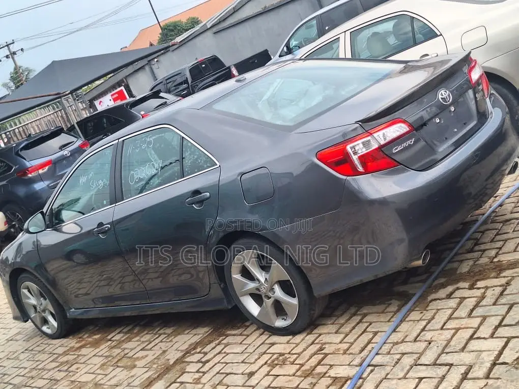 Toyota Camry SE V6 4dr Sedan (3.5L 6cyl 6A) 2013 Gray