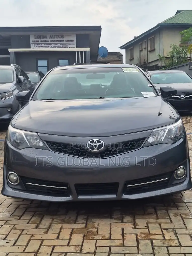 Toyota Camry SE V6 4dr Sedan (3.5L 6cyl 6A) 2013 Gray
