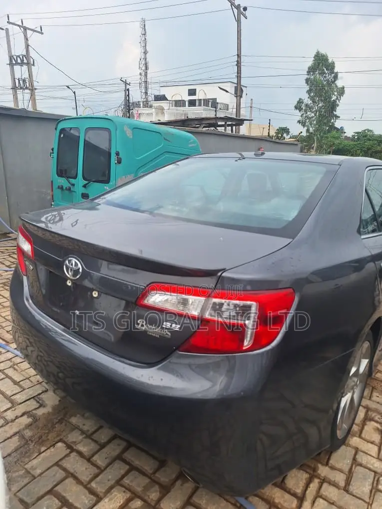 Toyota Camry SE V6 4dr Sedan (3.5L 6cyl 6A) 2013 Gray
