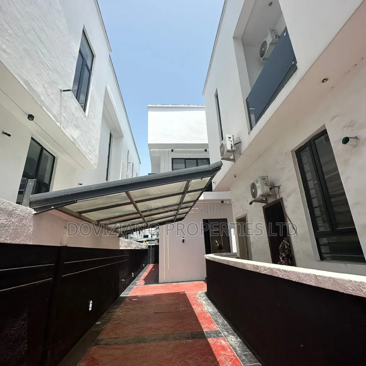 4bdrm Duplex in Chevron for sale