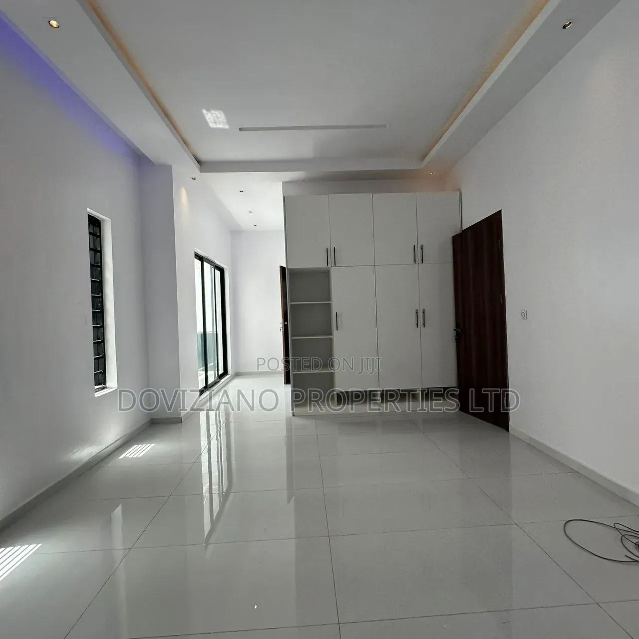 4bdrm Duplex in Chevron for sale