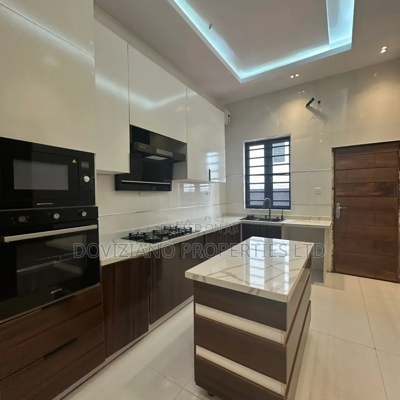 4bdrm Duplex in Chevron for sale