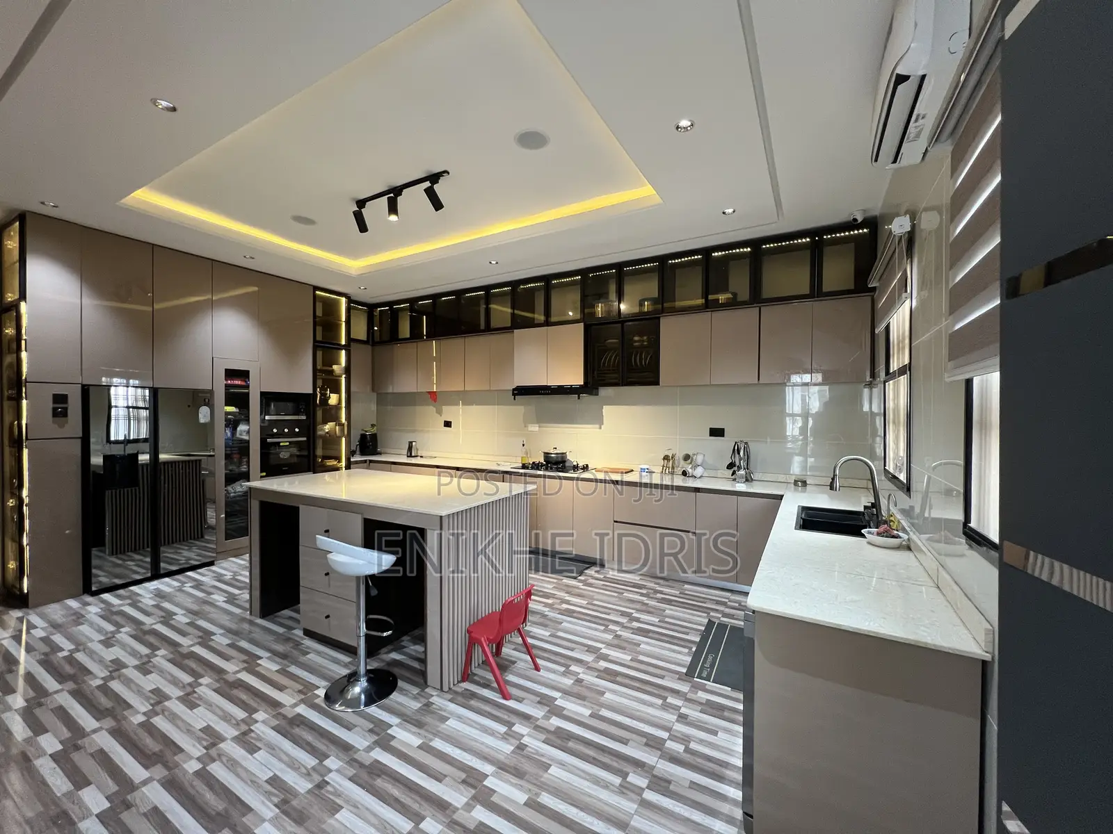 5bdrm Mansion in Light, Lugbe District for sale