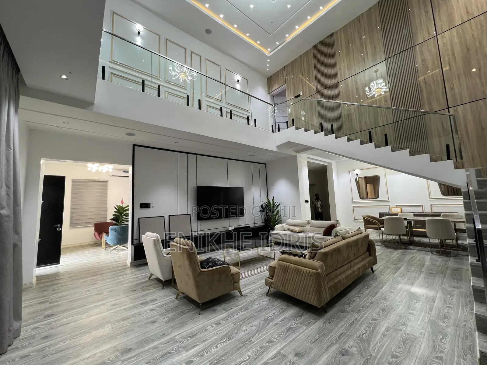 5bdrm Mansion in Light, Lugbe District for sale