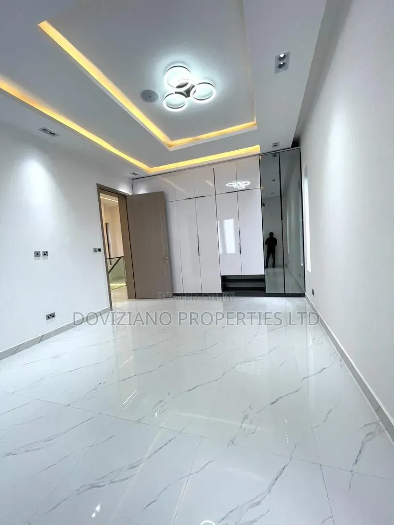 5bdrm Duplex in Lekki Phase 1 for sale