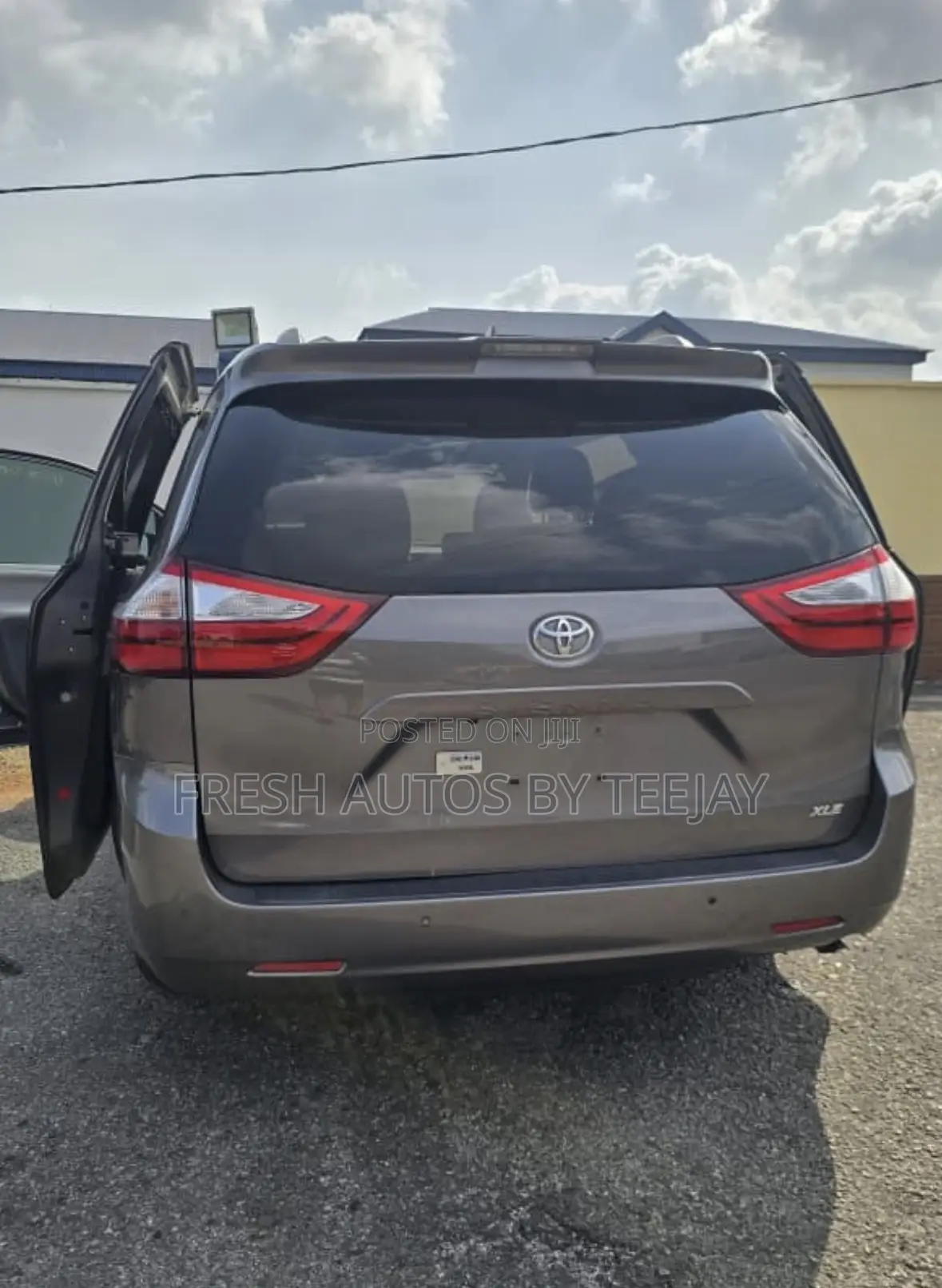 Toyota Sienna XLE Premium AWD (3.5L 6cyl 8A) 2018 Gray
