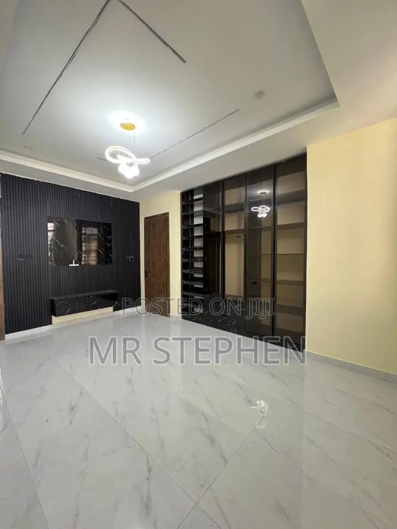 3bdrm Apartment in Lekki Phase 1 for sale