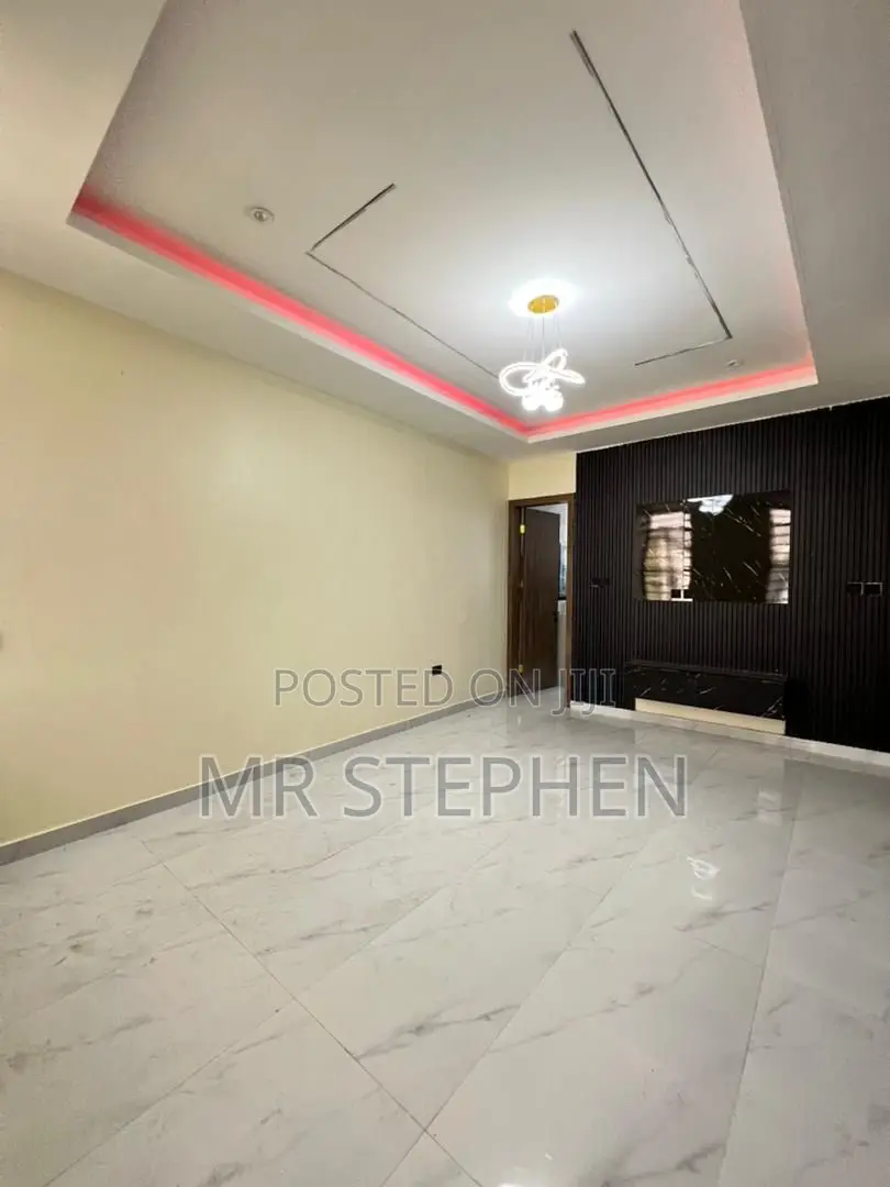 3bdrm Apartment in Lekki Phase 1 for sale