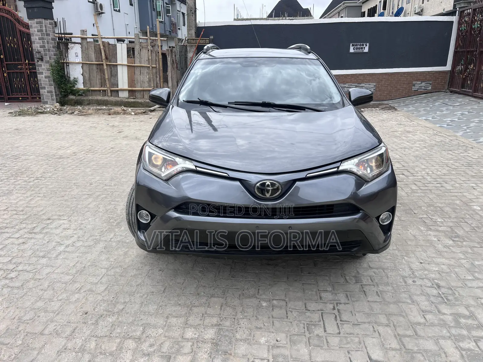 Toyota RAV4 XLE AWD (2.5L 4cyl 6A) 2017 Gray