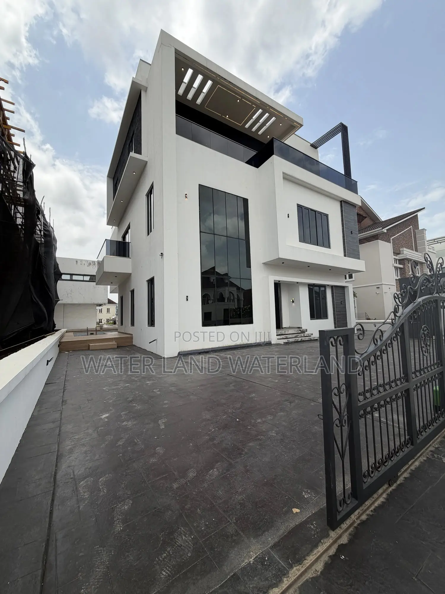 5bdrm Duplex in Pinnock Beach Estate, Ologolo for sale