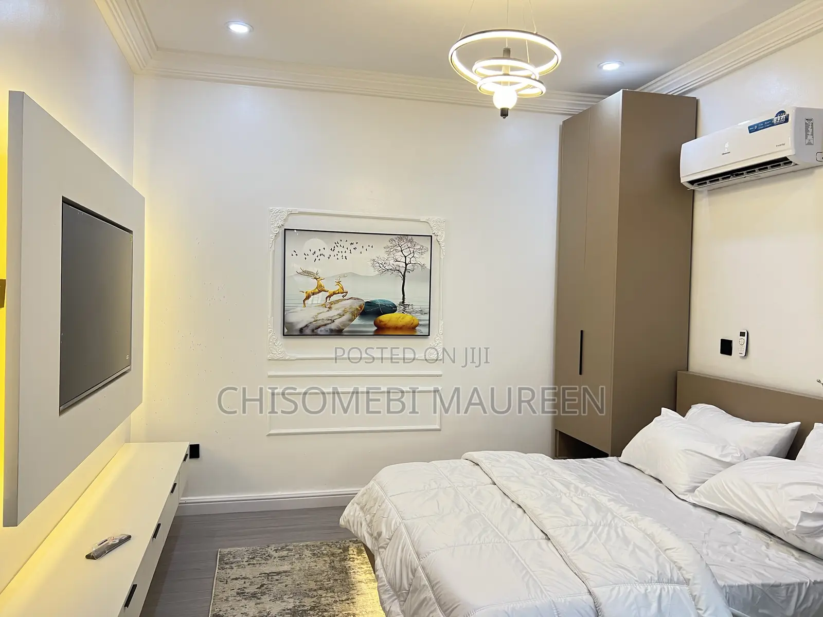 Elegantly Furnished Studio Apartment With a Kitchenette