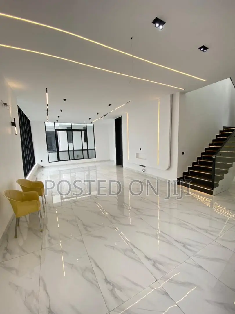 5bdrm Duplex in Chevron for sale