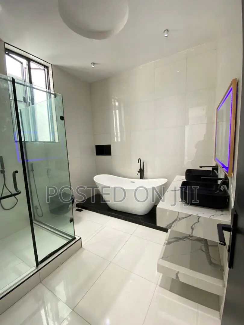 5bdrm Duplex in Chevron for sale