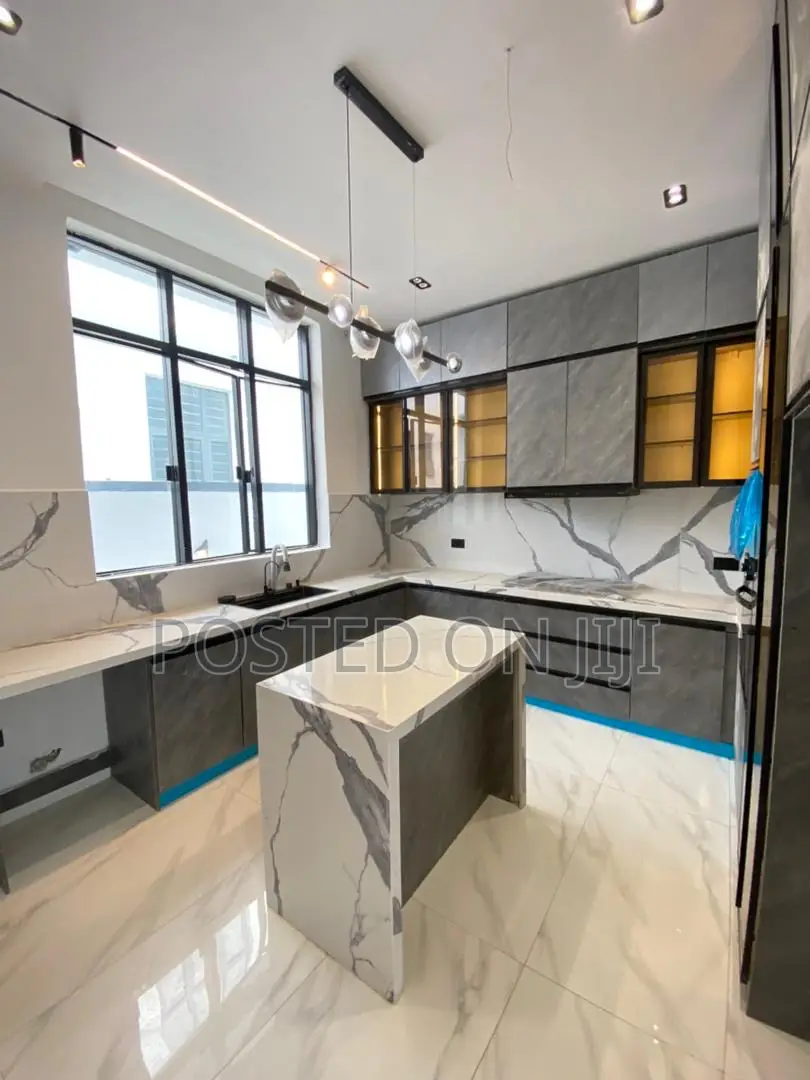 5bdrm Duplex in Chevron for sale