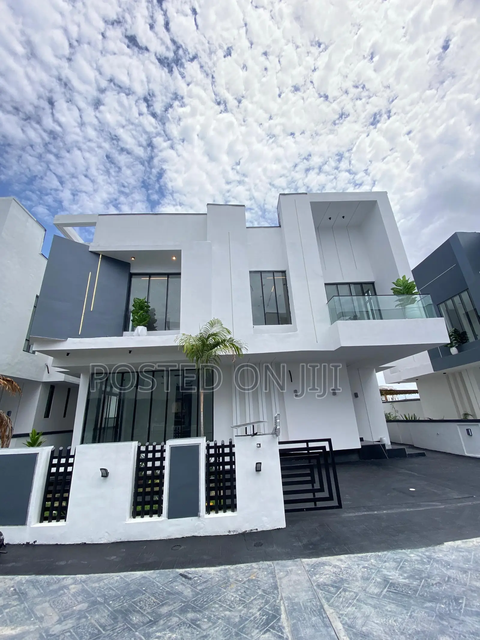 5bdrm Duplex in Chevron for sale