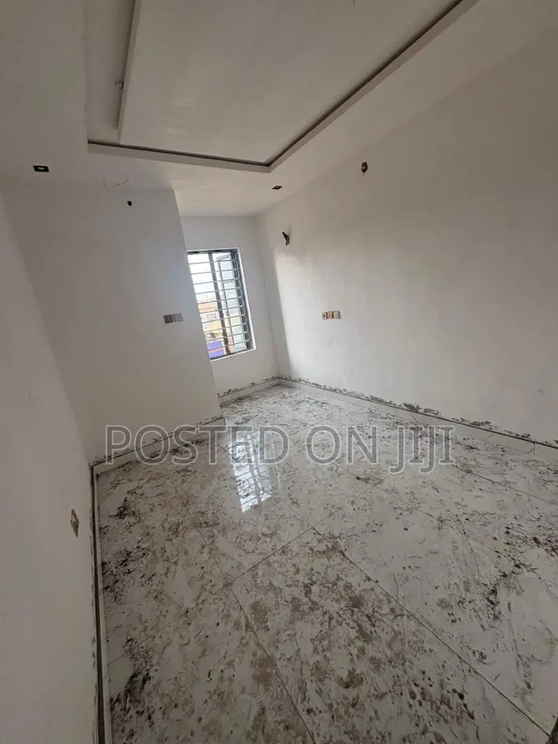 2bdrm Apartment in Yaba Close To Train, Ebute Metta for rent