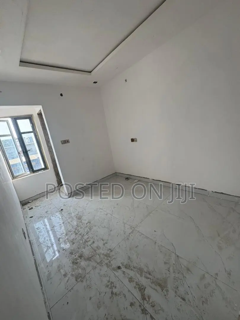 2bdrm Apartment in Yaba Close To Train, Ebute Metta for rent