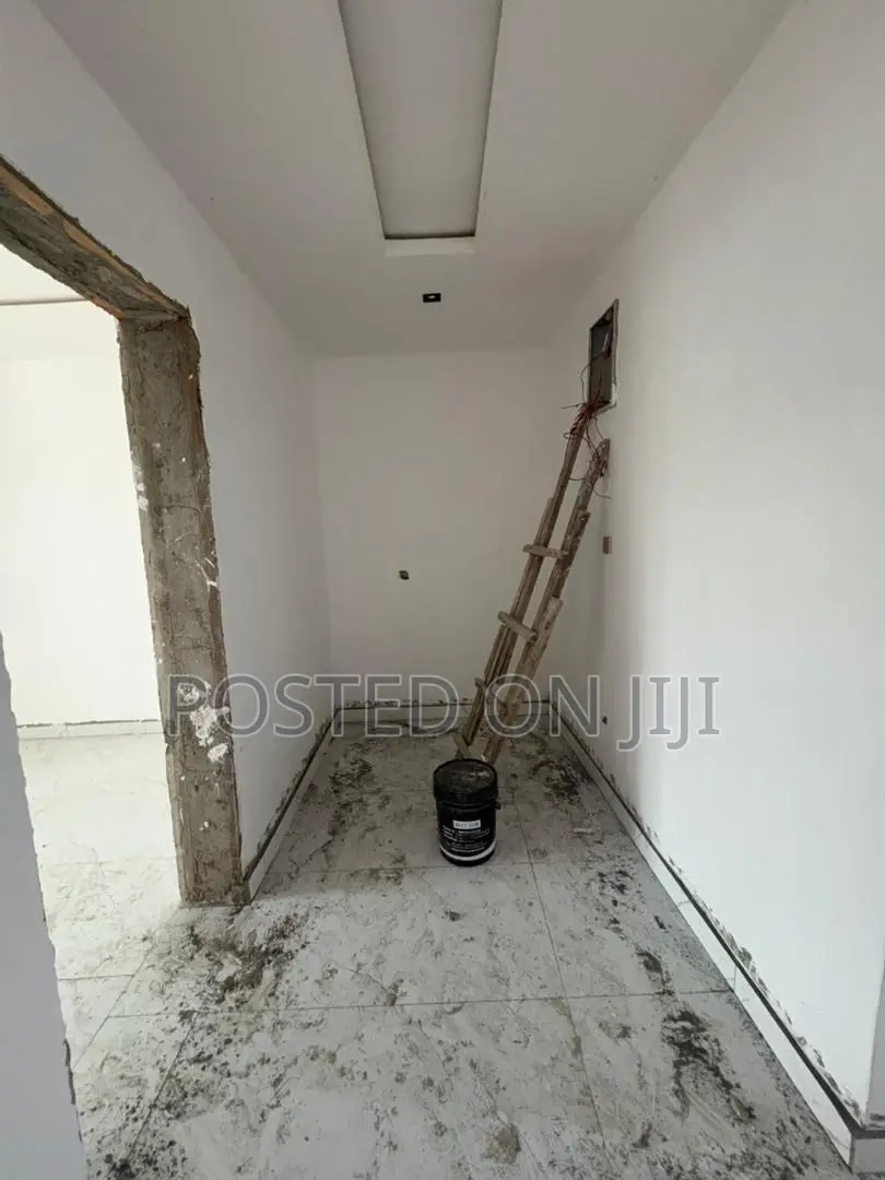 2bdrm Apartment in Yaba Close To Train, Ebute Metta for rent
