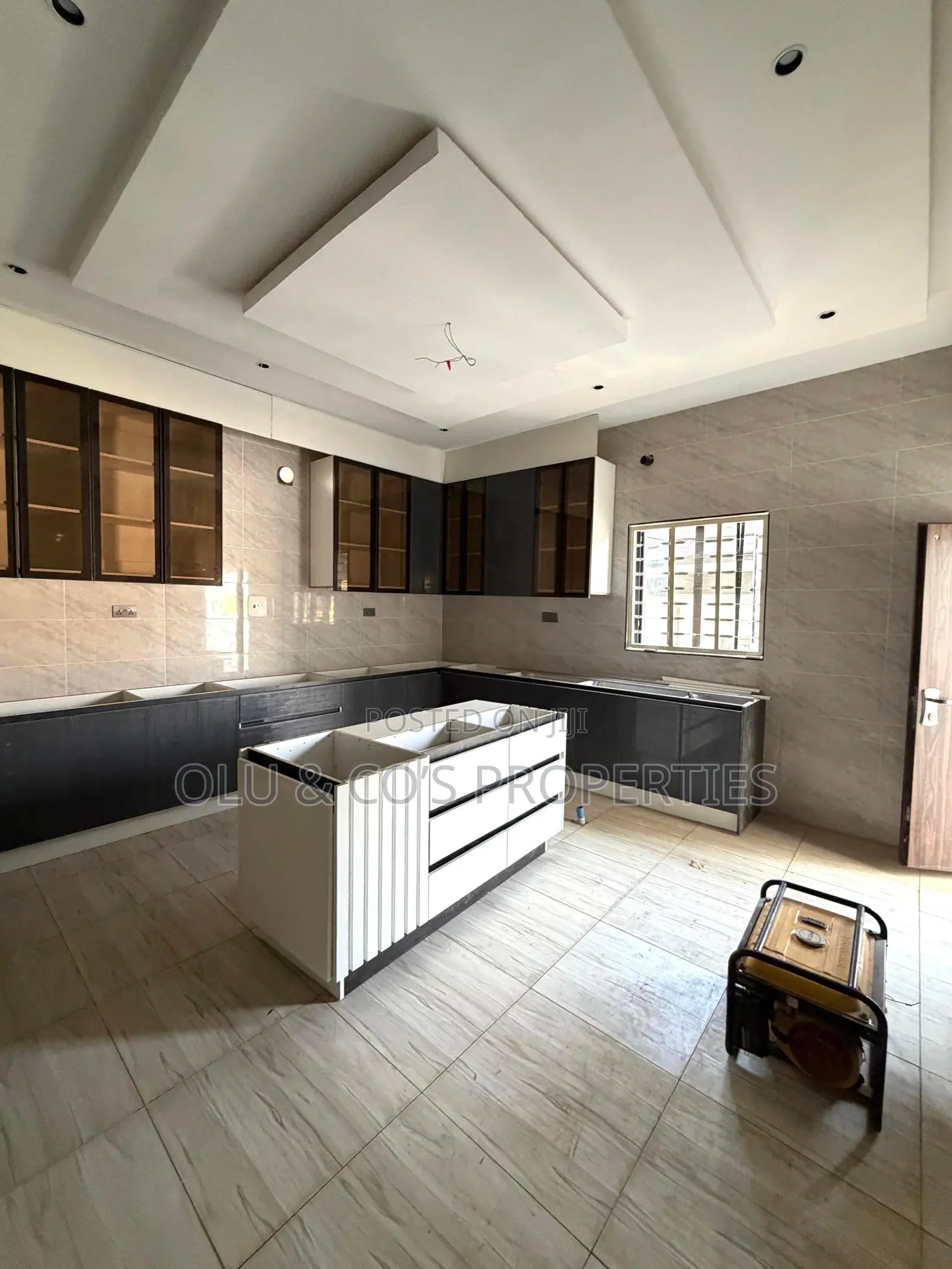 5bdrm Mansion in Gwarinpa for sale