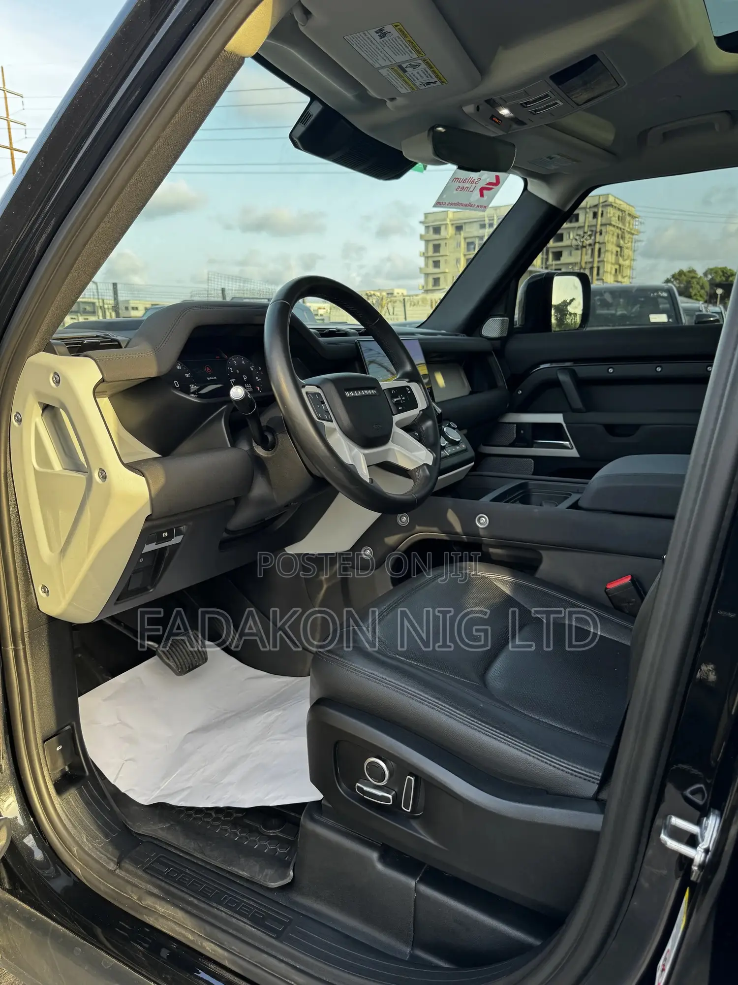 Land Rover Defender SE 2023 Black