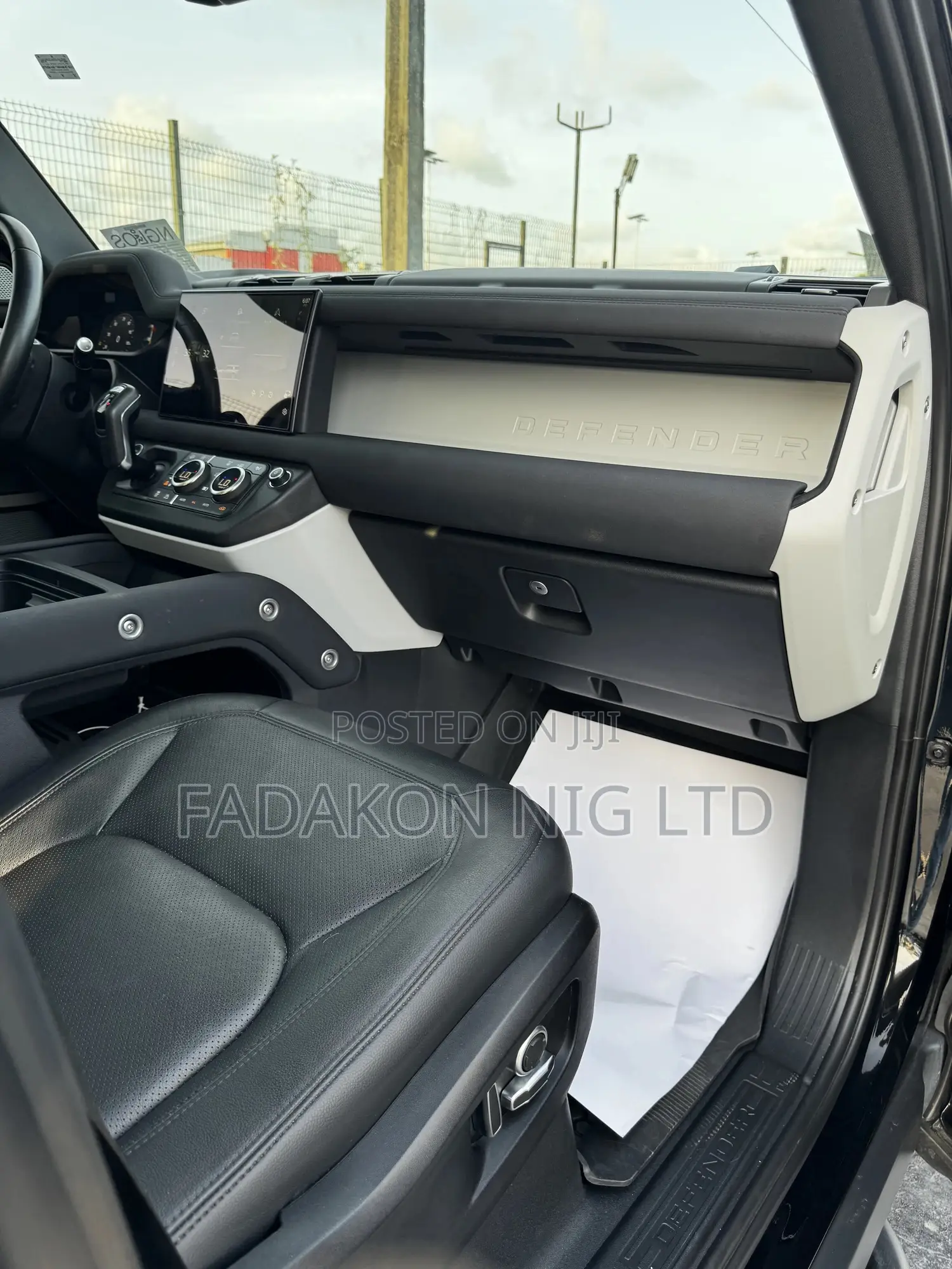 Land Rover Defender SE 2023 Black