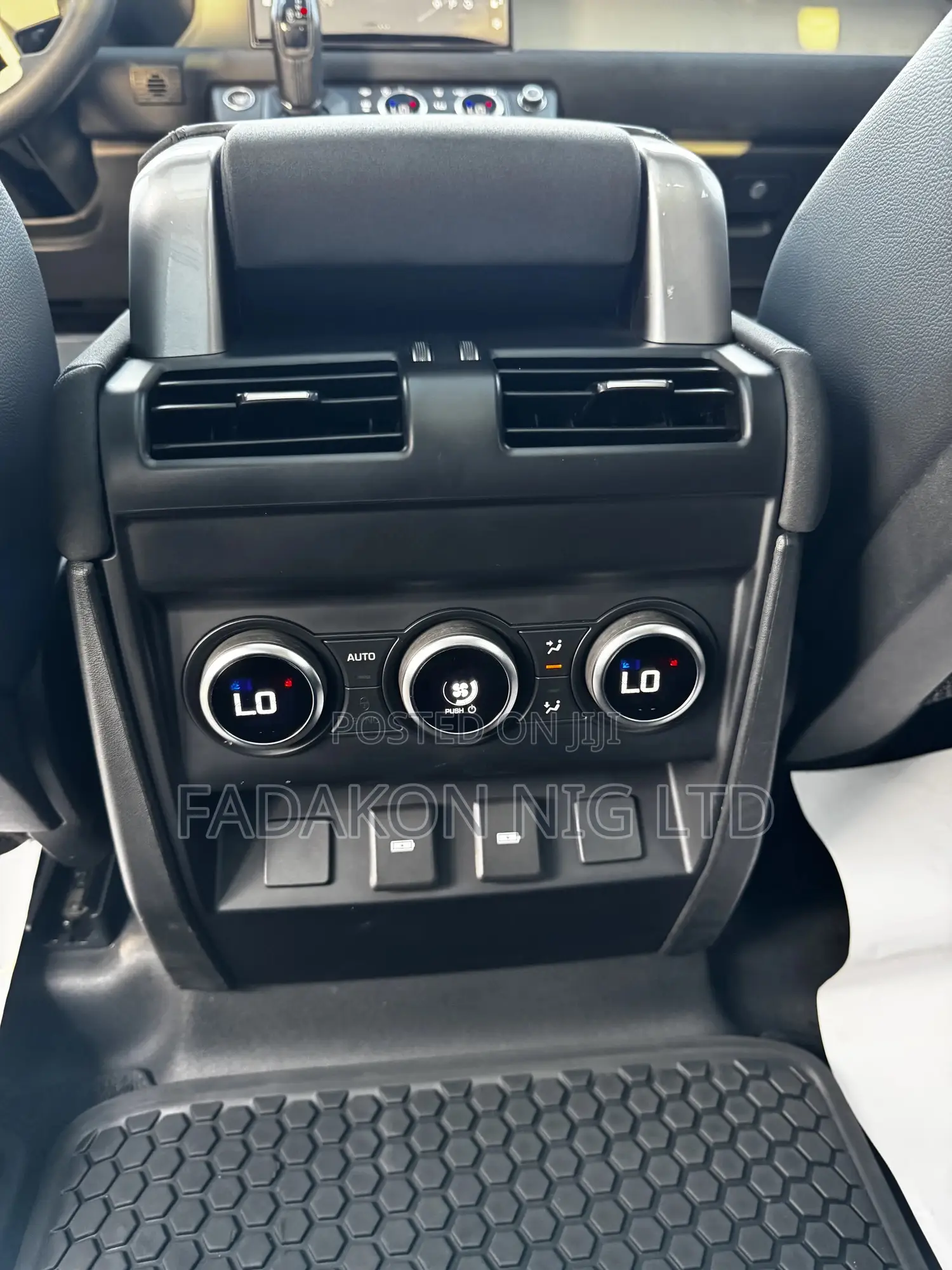 Land Rover Defender SE 2023 Black