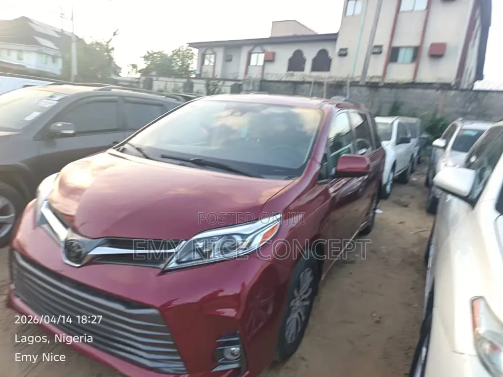 Toyota Sienna XLE AWD (3.5L 6cyl 8A) 2018 Red