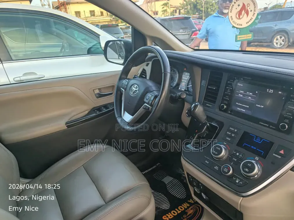 Toyota Sienna XLE AWD (3.5L 6cyl 8A) 2018 Red