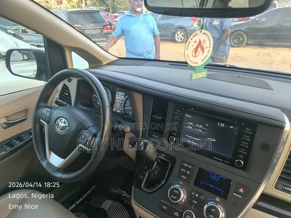 Toyota Sienna XLE AWD (3.5L 6cyl 8A) 2018 Red