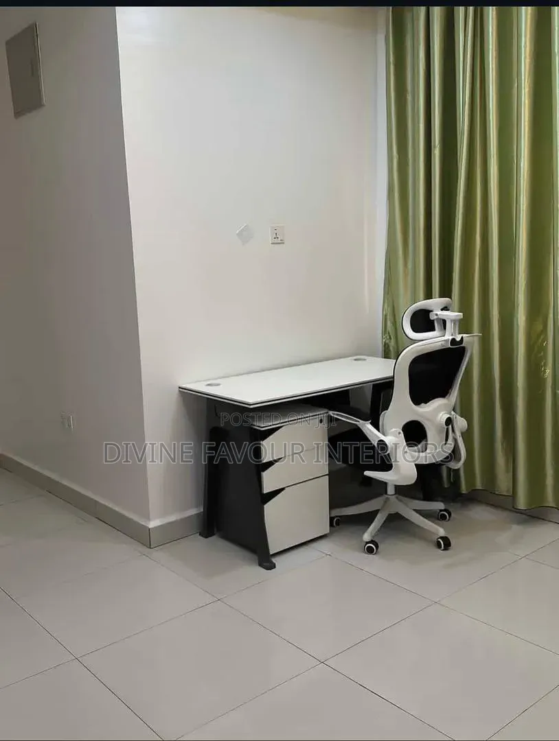 Mesh Ergonomic Swivel Chair With Office Desk