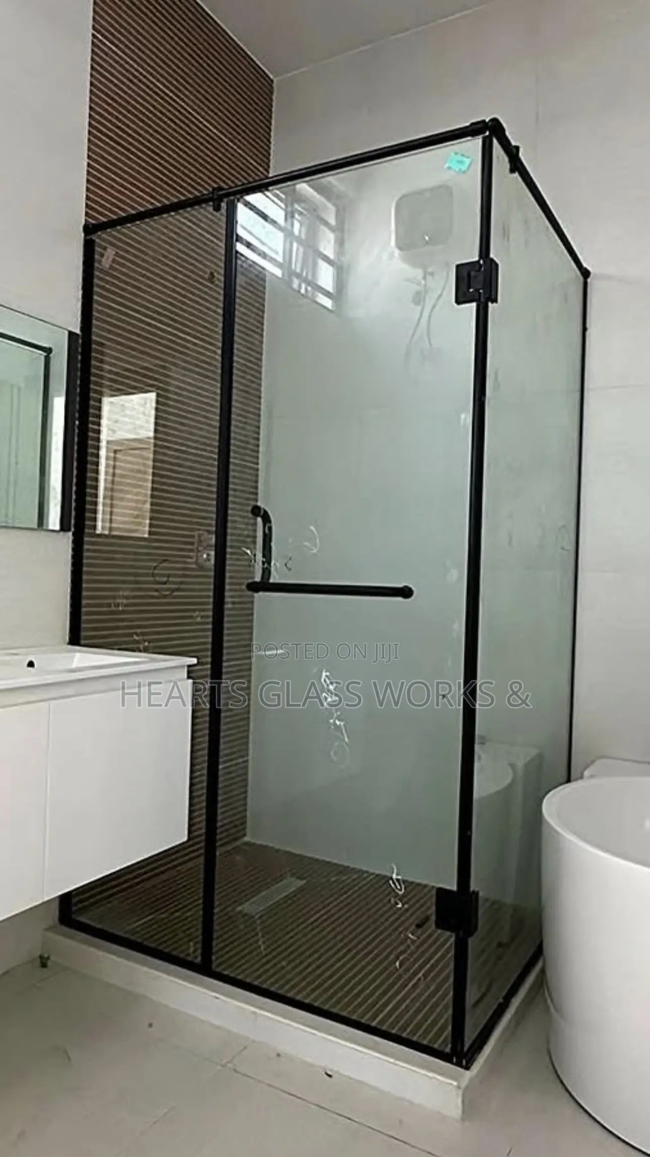 L Shaped Design Shower Cubicle With Black Hardwares