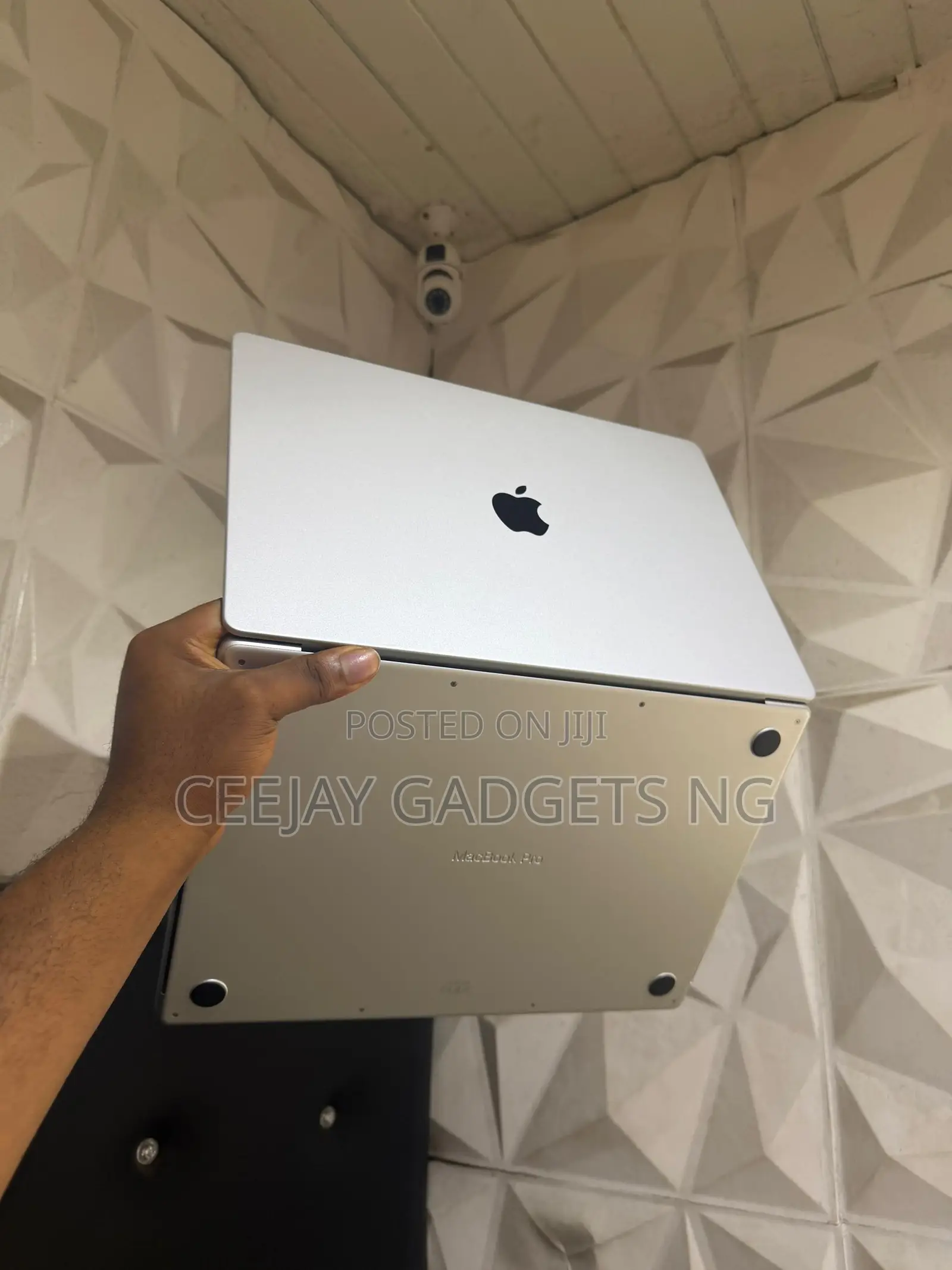 Apple MacBook Pro 2023 M3 Pro 16-inch 18GB Apple M3 Pro SSD 512GB