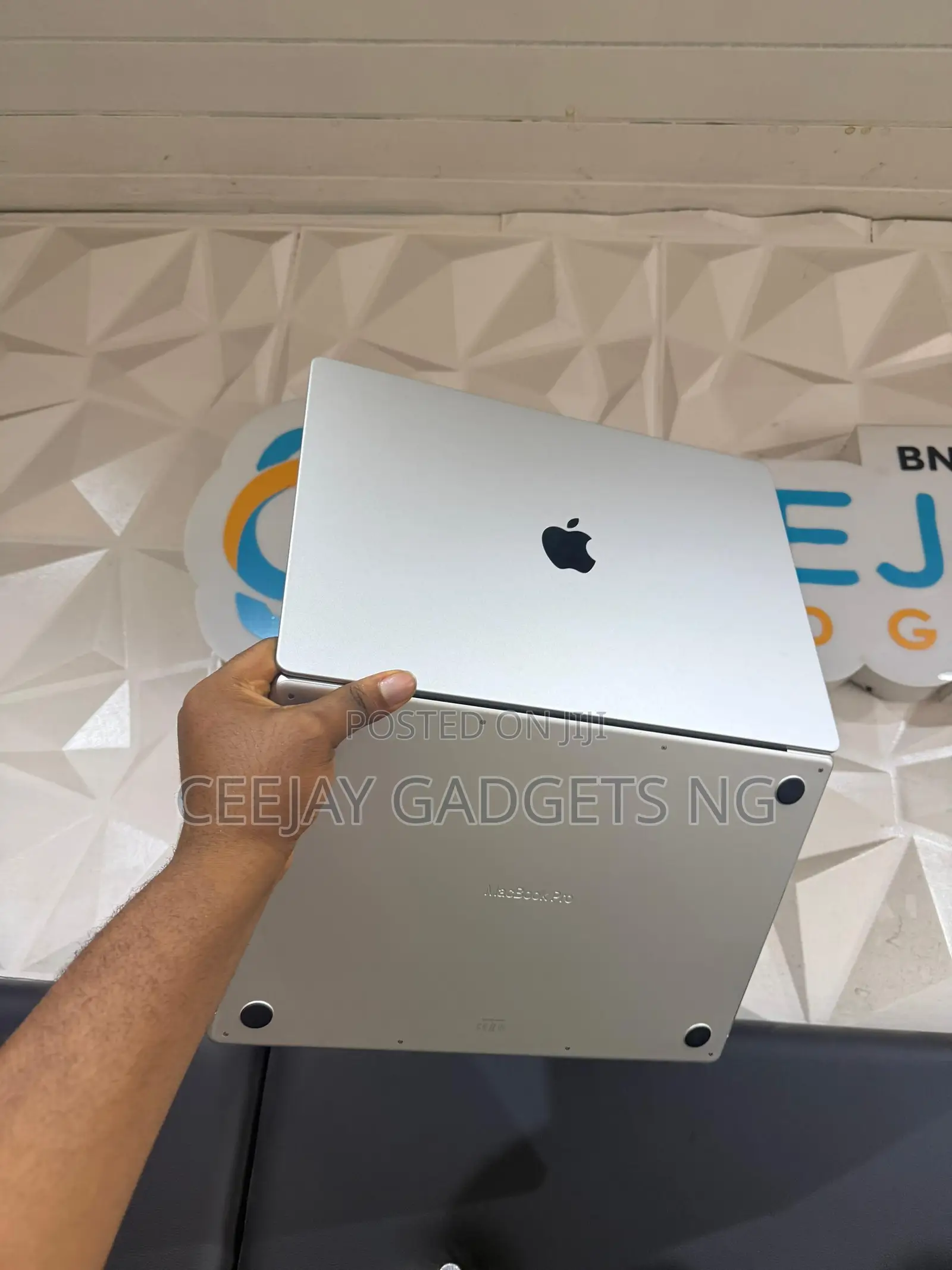 Apple MacBook Pro 2023 M3 Pro 16-inch 18GB Apple M3 Pro SSD 512GB