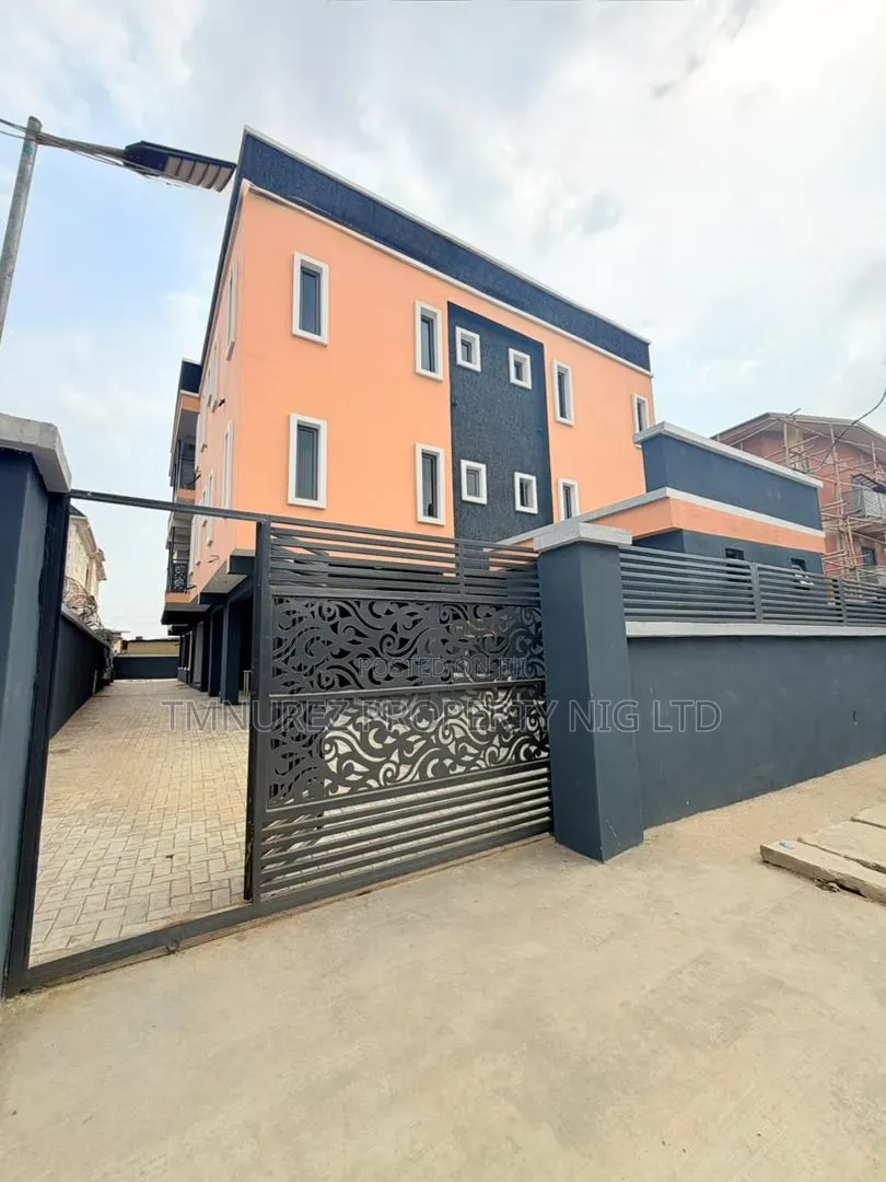 3bdrm Apartment in Gbagada Estate, Atunrase Medina for sale