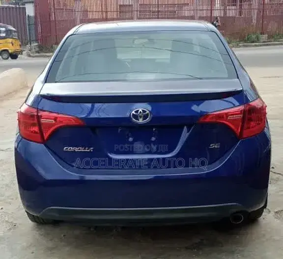 Toyota Corolla SE (1.8L 4cyl 6M) 2018 Blue