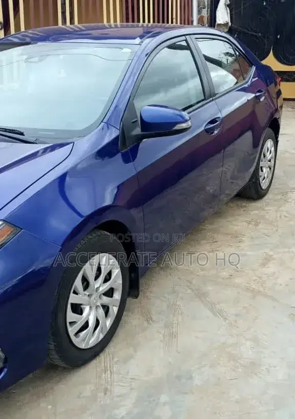 Toyota Corolla SE (1.8L 4cyl 6M) 2018 Blue