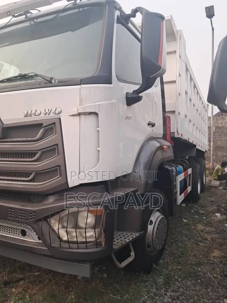 Howo 371 Truck Refurbishment: 10 Tyres Heavy-Duty Machine