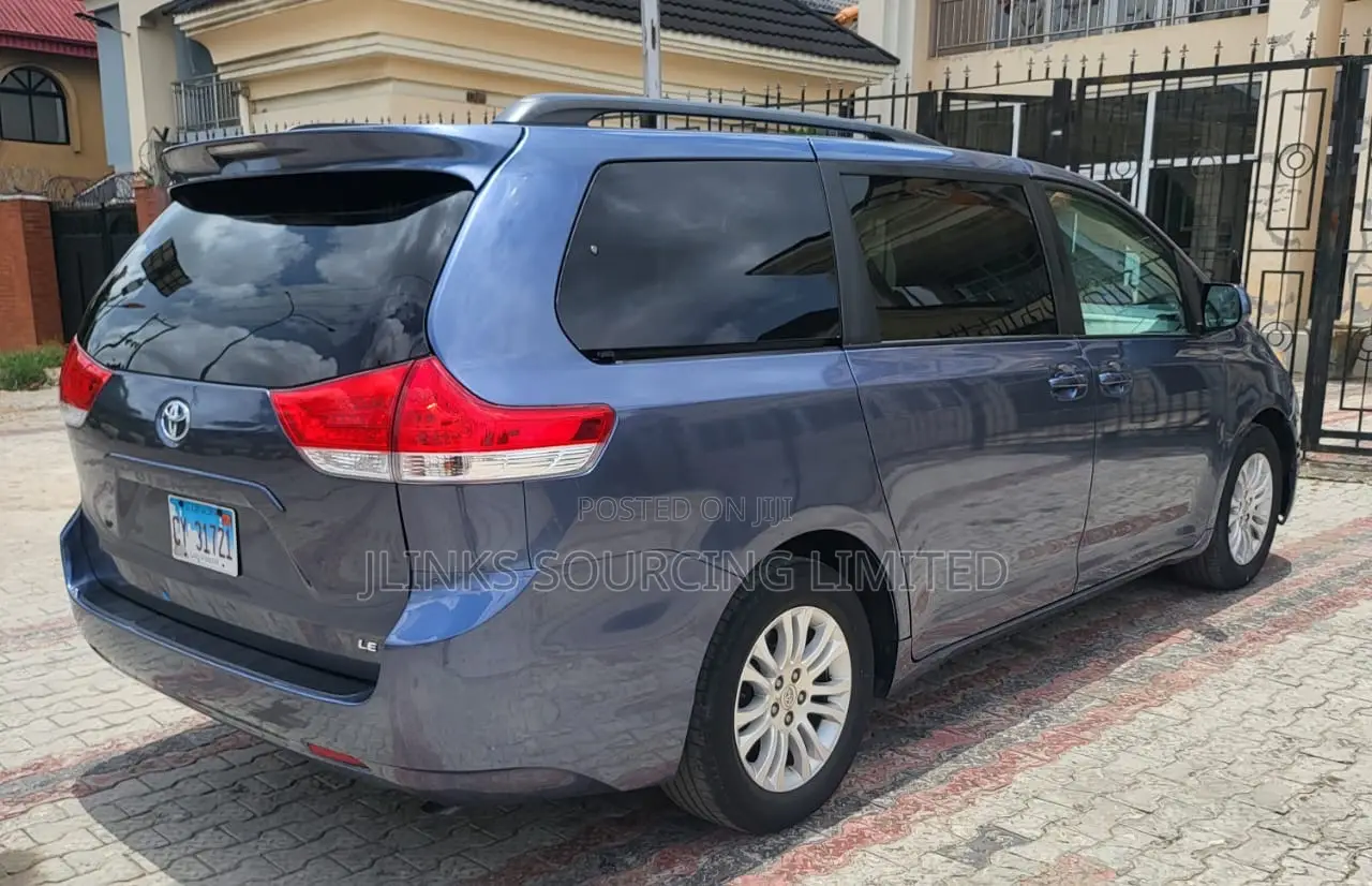 Toyota Sienna LE 7-Passenger Mobility 4dr Minivan (3.5L 6cyl 6A) 2014 Blue
