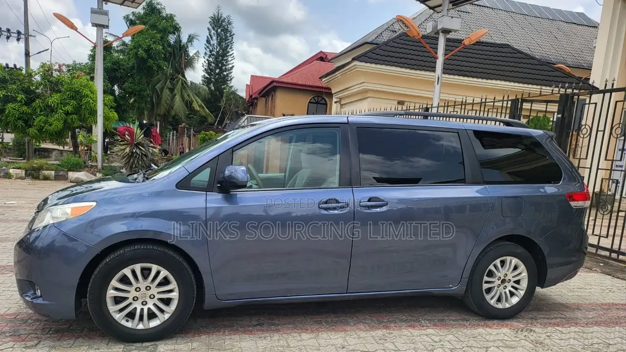 Toyota Sienna LE 7-Passenger Mobility 4dr Minivan (3.5L 6cyl 6A) 2014 Blue