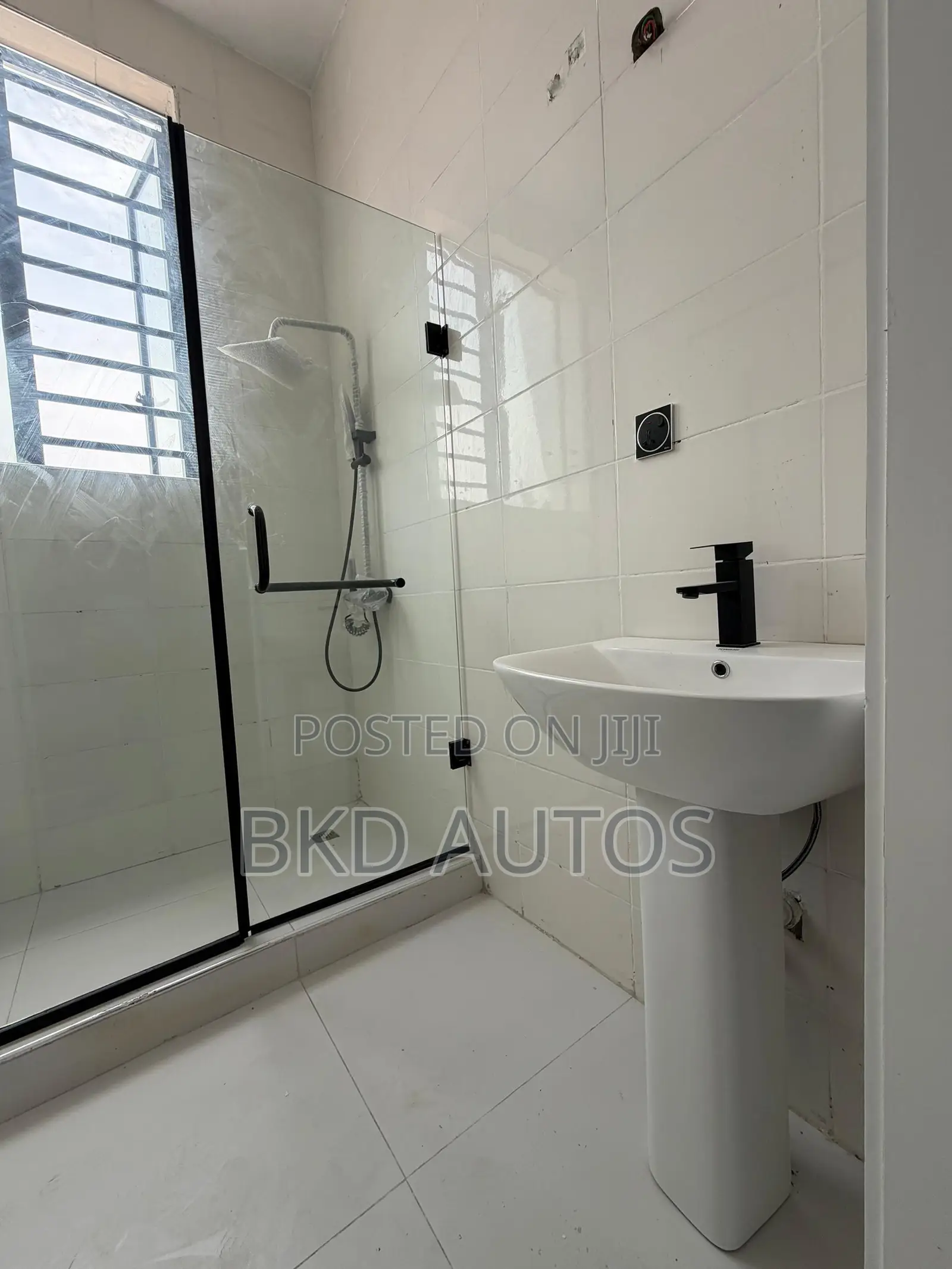 3bdrm Duplex in Ikota for sale