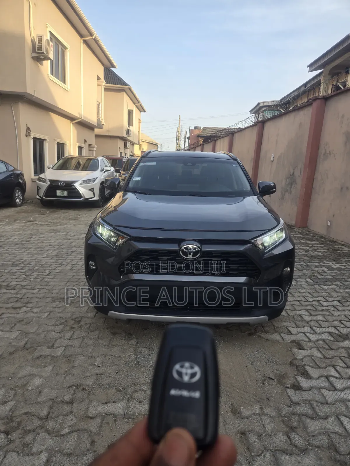 Toyota RAV4 XLE 2021 Gray