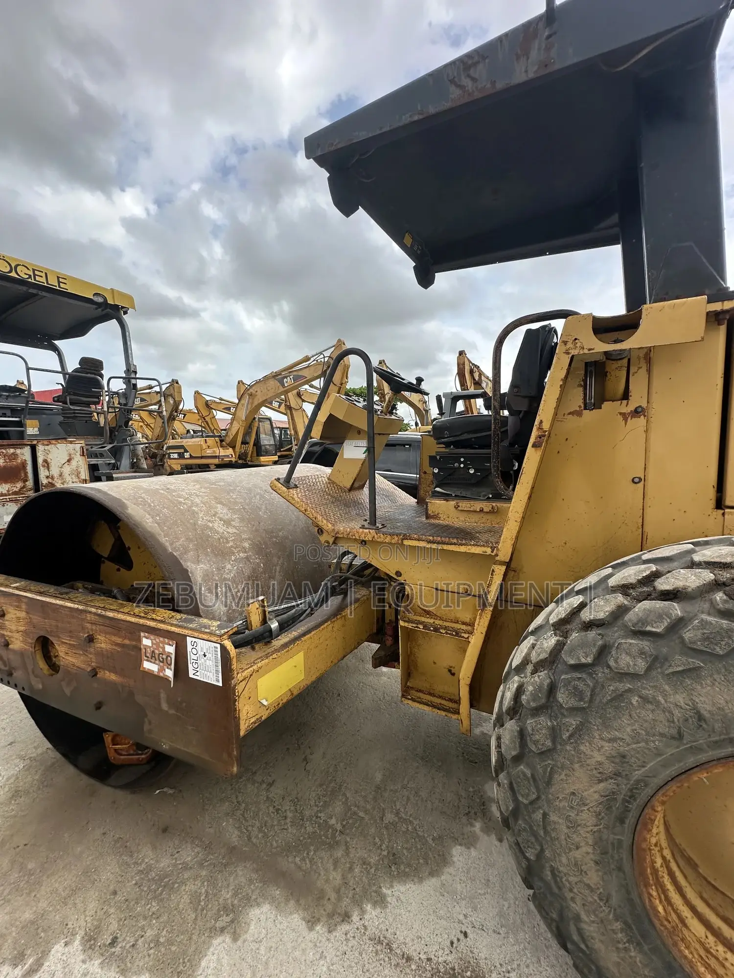 Cs 563 Caterpillar Vibrating Roller for Sale. Price 135m Naira