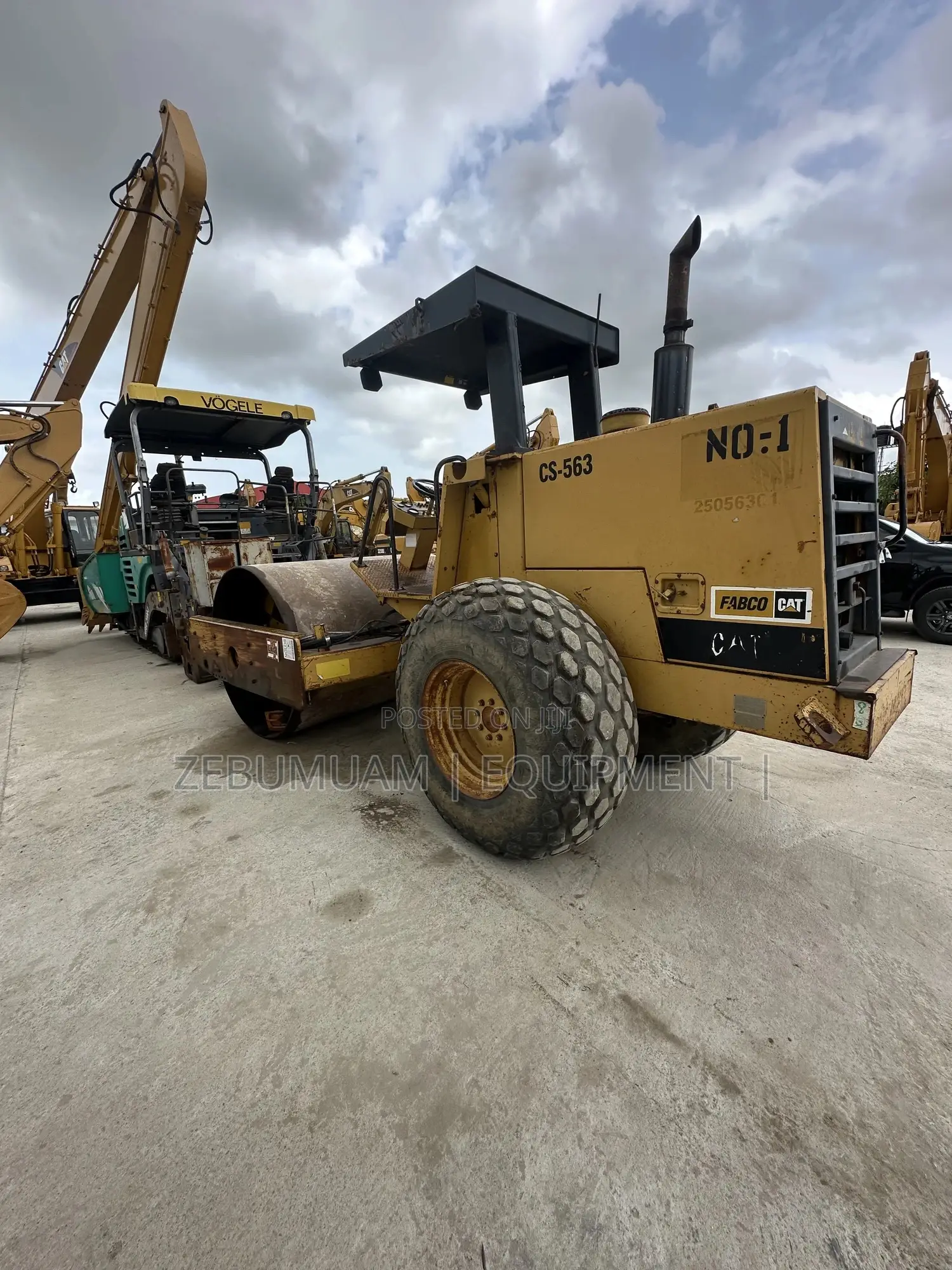 Cs 563 Caterpillar Vibrating Roller for Sale. Price 135m Naira