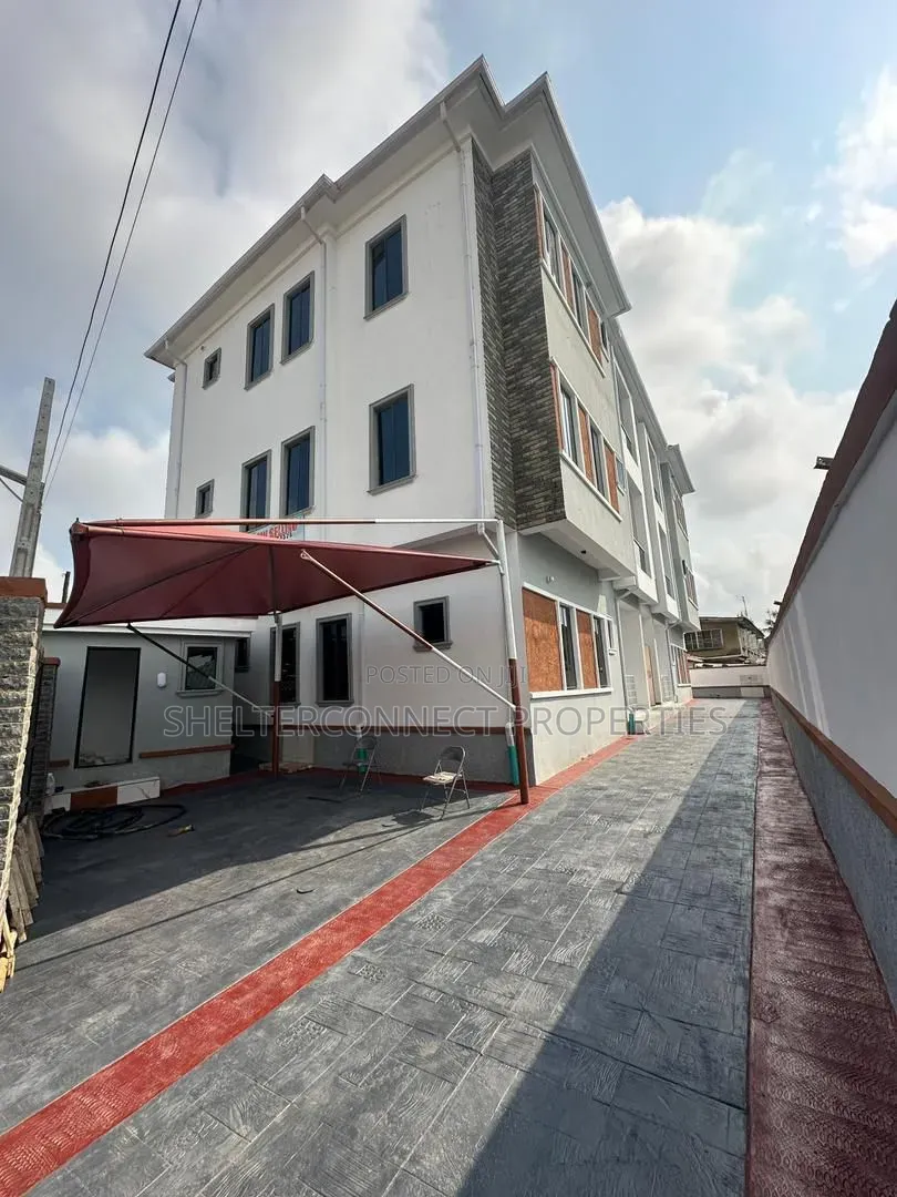 3bdrm Apartment in Aguda / Surulere for sale