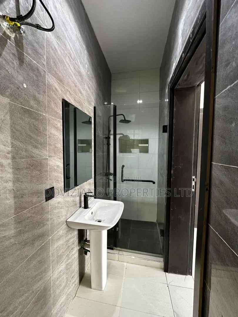 3bdrm Apartment in Lekki Phase 1 for rent