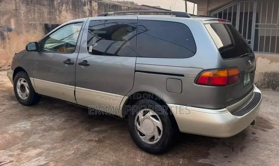 Toyota Sienna 2000 Blue