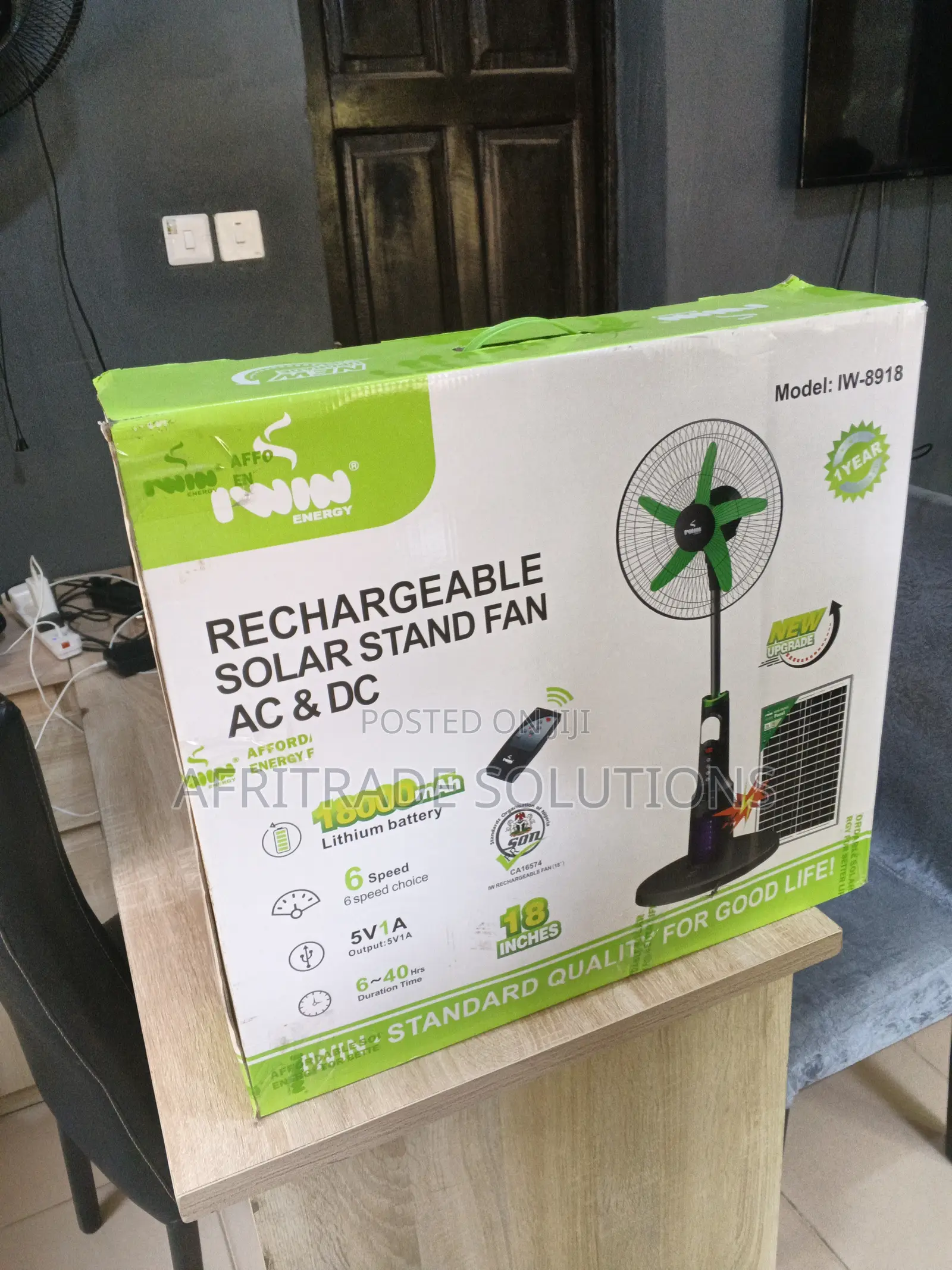 Iwin 18-Inch Battery Powered Standing Fan