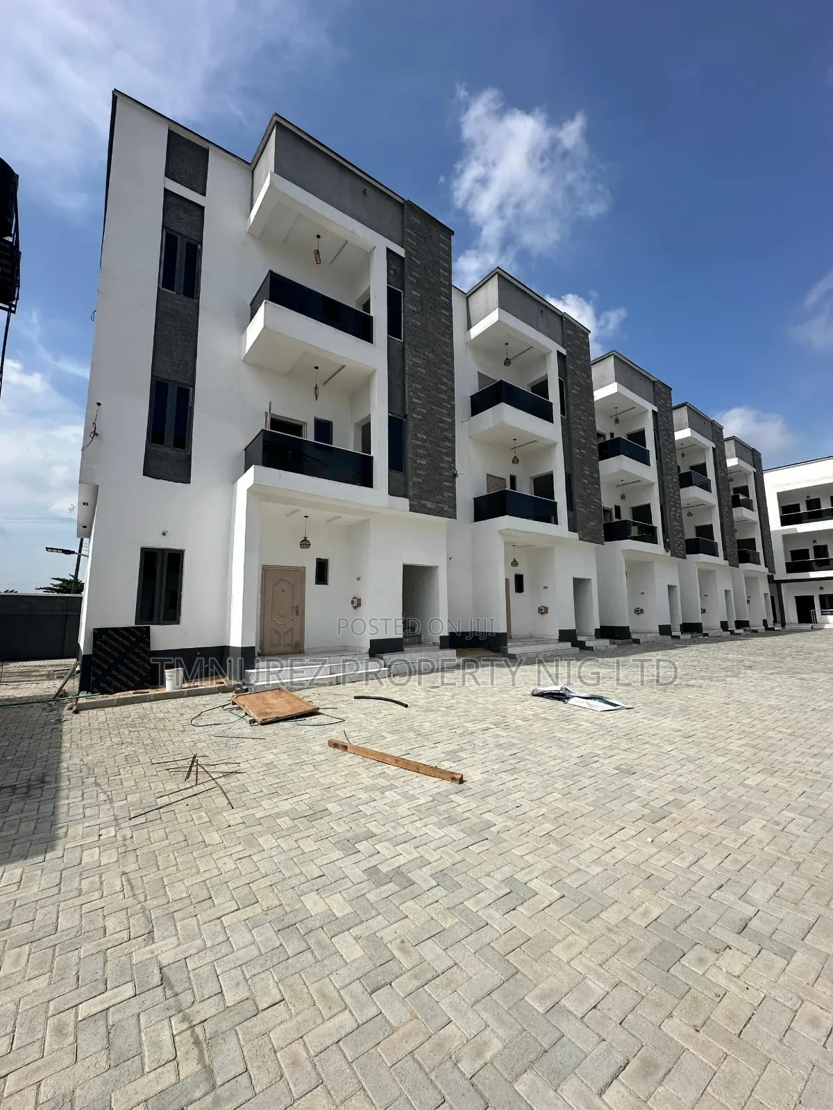 4bdrm Apartment in Ilaje for sale