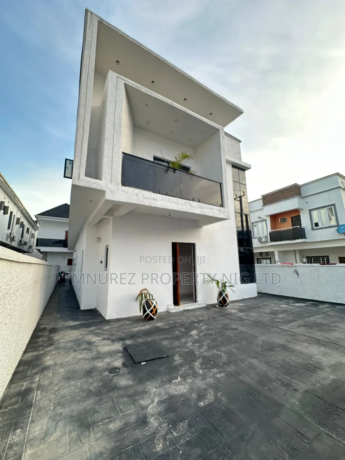 4bdrm Duplex in Chevron for sale